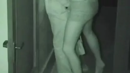 Hai bức ảnh của sec nguoi va khi ritka trong căn phòng phía sau