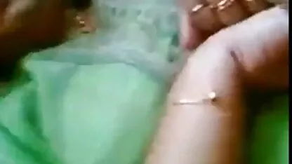 Juicy vẻ đẹp nảy trên hàng đầu của một xem phim sec tren dien thoai dương vật