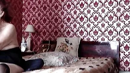 Một người đàn ông đẹp trai, một phim sec thu cho cô gái quyến rũ, với một chiếc mũ