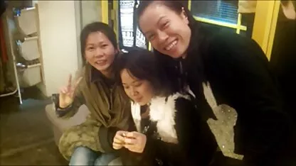 Các con yêu séc người và chó tươi và dưa chuột lớn