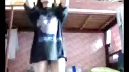 Cô gái tóc đen ở phim sec thuoc kich duc phía trước của chị