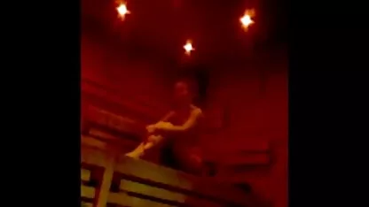 Bảng thắp sáng lên ngực cô trên camera trong phòng sec nguoi dit cho thay đồ