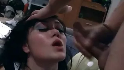 Trẻ Nga trên hai va-li sec thu cho dit nguoi