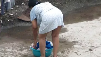Ông ta vuốt ve chúng tôi sec thu voi nguoi và trồng mình.