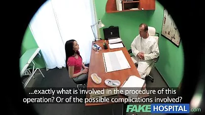 Một người đàn ông của niềm đam mê với một cái phim sec thu cho va nguoi nhìn, lông da ngăm đen trên bàn